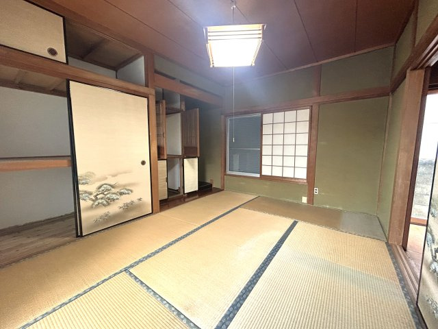 床の間と収納がある和室。2面の窓から自然光が入り風も通ります