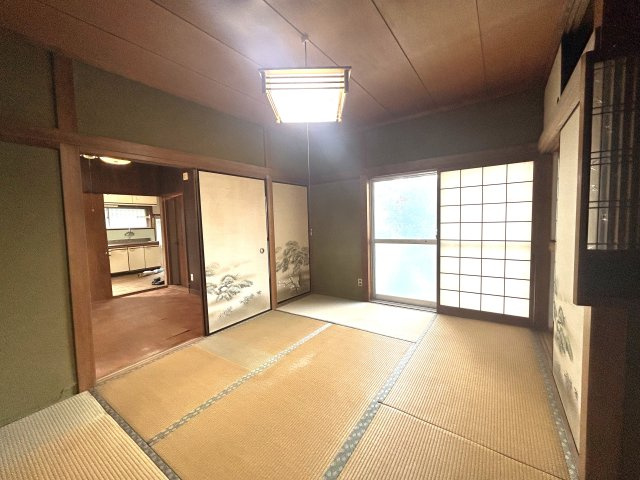 落ち着いた雰囲気の和室。障子越しに柔らかな光が差し込みます