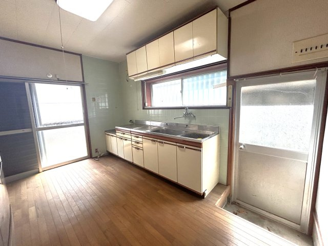 上下に豊富な収納棚を完備。窓と勝手口で自然換気も快適です