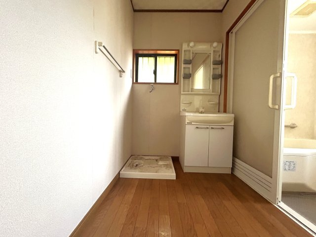 窓付きの明るい洗面室。洗濯機置場と洗面台が並び家事も円滑です。