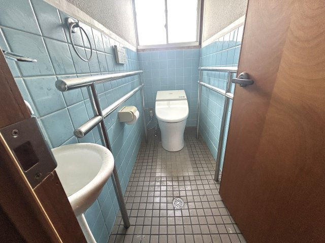 手すりや手洗い器も備わっています