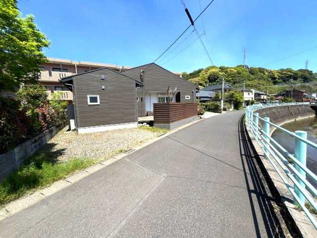 反対側のスペースにも駐車ができます！そのままお庭として利用するのも素敵ですね♪