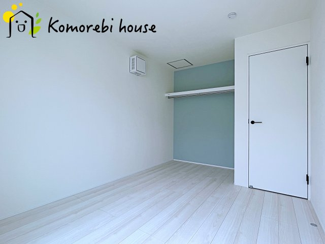 収納付きでゆとりのある空間。寝室としても使え、衣類やおもちゃもスッキリ片付く快適な部屋。