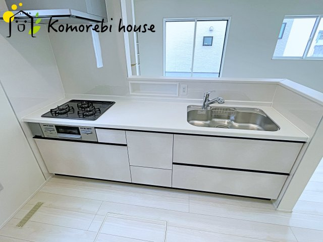 収納豊富なキッチンで、食器や調理器具もすっきり整理。毎日の料理が楽しくなる空間です。