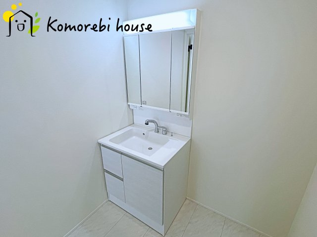白を基調とした清潔感のある洗面台。シンプルで上品なデザインが空間に明るさをプラスします。