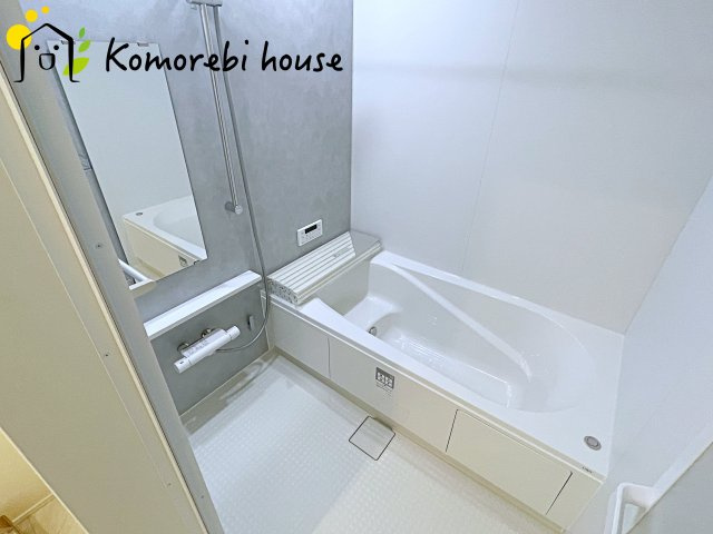 暖房・乾燥・換気が一体になった多機能浴室で、一年を通して快適に使えるのが魅力。冬は暖房であたたかく、雨の日は乾燥が洗濯物をしっかり乾かしてくれます。