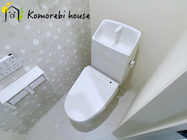 温水洗浄機能（ウォシュレット）標準装備で、毎日のトイレ時間がより快適に。やさしい温水洗浄で清潔を保てるだけでなく、冬場のヒヤッと感を軽減する暖房便座も嬉しいポイント。