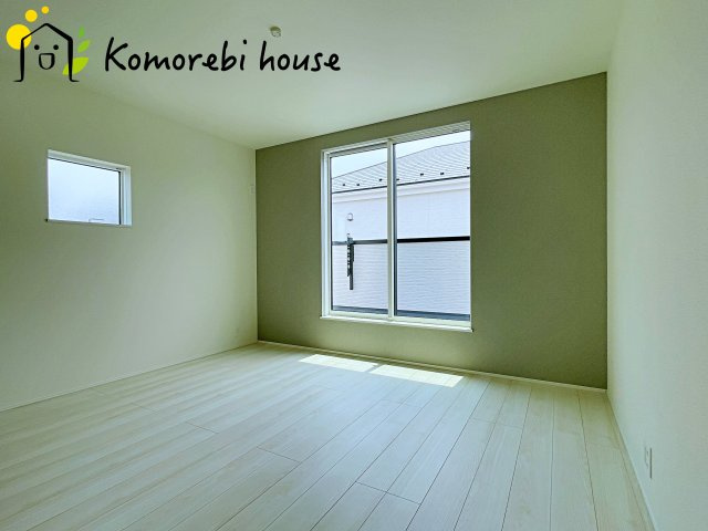 一日の疲れをゆっくり癒せる主寝室は、ベッドを置いてもゆとりある広さが魅力。収納完備で衣類もスッキリ収まり、静かで落ち着いた空間が快適な眠りをサポートします。