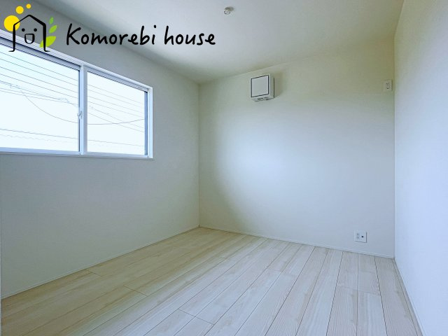 自然光が心地よく入る子ども部屋は、学習・遊び・睡眠をしっかり支える快適環境。シンプル設計でレイアウトも変えやすく、成長に合わせて長く使える利便性の高い一室です。