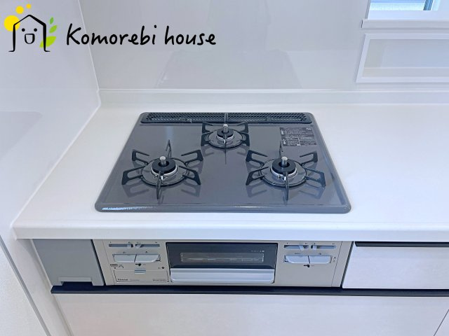 同時調理が叶う3口コンロと便利なグリル付き。忙しい朝のお弁当作りも、夕食の複数メニューもスムーズにこなせる頼れる設備です。