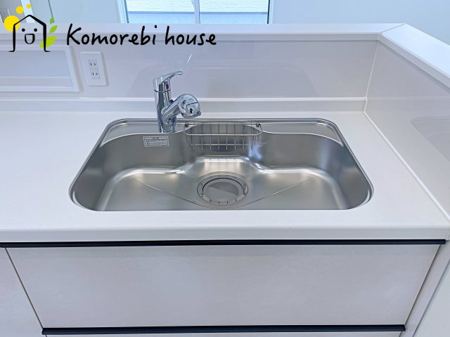 浄水器一体型で、いつでも美味しいお水がそのまま使えるキッチンシンク。料理やコーヒーづくり、炊飯にも安心して利用でき、毎日の食卓が少し豊かに。