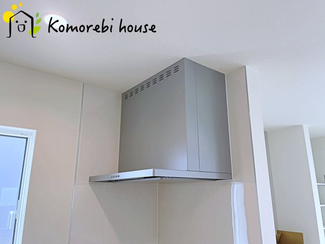 吸引力の高いレンジフードが煙や匂いを素早く排出。揚げ物や炒め物も気兼ねなくでき、リビングに匂いを残しません。