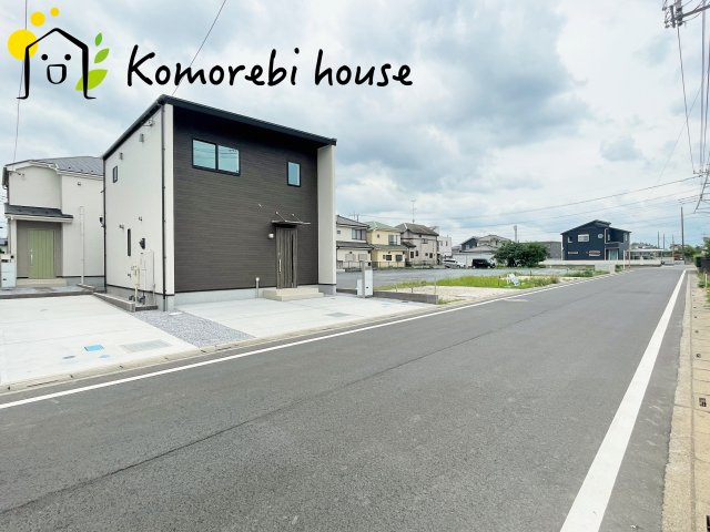 前面道路は幅員ゆったりで車の出し入れもスムーズ。静かな住宅街に建つ新築戸建てです。