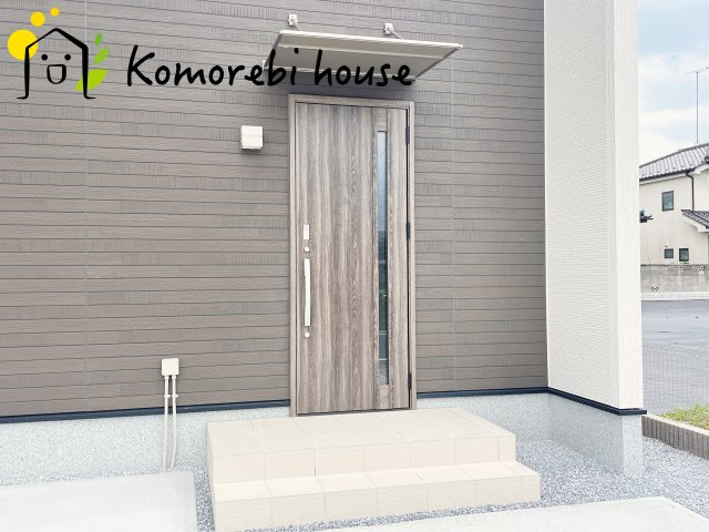 屋根付き玄関で雨の日も安心。濡れずに出入りでき、快適な暮らしをサポートします。