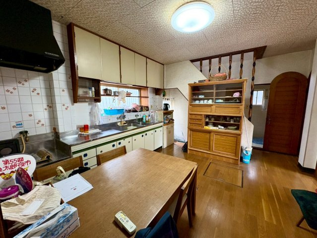 ダイニングテーブルや食器棚を置いてもゆとりのある広さです♪