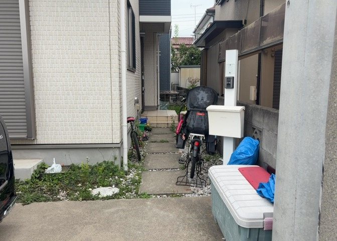 玄関は家の顔でもあり、家族以外の目にも止まる場所です。玄関は外との間を仕切る扉、靴などをしまっておく収納スペース、靴脱ぎのたたきスペース、来客とのやり取りをするドアホンなど複数のアイテムからなります。