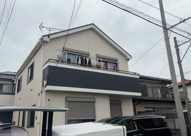 バルコニーは、室外の専用スペースのうち、「屋根がなく開放された空間」であるものを指します。ベランダより広いタイプのものが多く、日当たりもよいため家庭菜園などを楽しみたい人にとって適した環境となります。