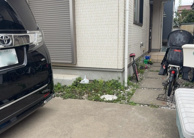 建物の基礎工事の方法は、主流となっているベタ基礎（防湿基礎）と布基礎の2種類に分類され、床下の通気性や耐久性などに違いがあります。建物の基礎部分の構造や付帯設備など詳細については現地でご確認ください。