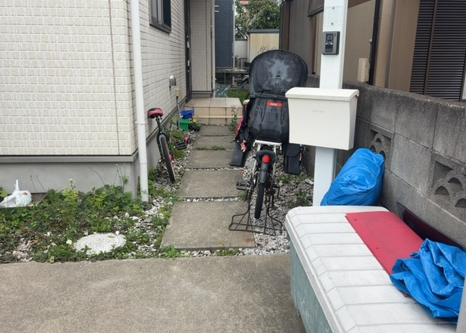 玄関ポーチにおいて最も重視すべきと言っても良いのが広さです。適切な広さの玄関ポーチでないと外見的なバランスは崩れてしまいますし、何より使いにくくなってしまいますので、現地で実際に下見をしてみましょう！