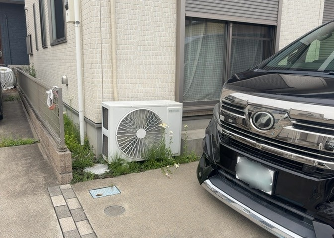床下換気口は、床下に湿気がこもることを防ぎ、効果的に換気を行うために設置されています。床下換気口が設置されていない建物は、基礎パッキング工法などにより換気を行なっています。詳細は現地でご確認ください。