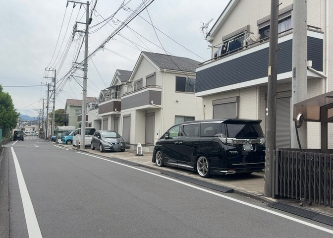 南側道路の場合は長い時間光を入れ込むことができるため、庭やリビングを道路側に持ってくることが多く土地価格も高い傾向にあります。一方北側道路だとリビングや庭が南側になりプライバシーを守ることができます。