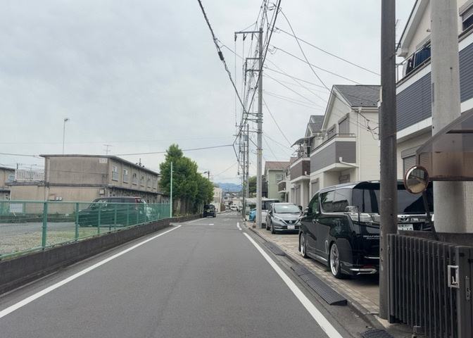 東側道路の場合は居室を南向きに設計しやすいため、朝日が入りやすいというメリットがあります。一方、西側道路も東側同様に居室を南向きに設計しやすいのですが、住宅地だと朝日が入りにくいという弱点があります。