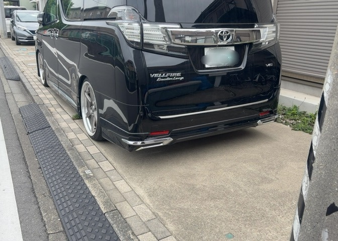 車一台あたりに必要なスペースは、標準サイズの普通自動車で横幅2m50cm、長さ5mは必要になります。ただし、乗降のことも考慮して横幅3m30cm、長さ5m50cmほどは確保できるところを選びましょう。