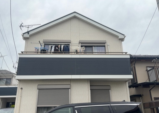 バルコニーは、建物内から室外へ楽に出入りできる便利なスペースです。また、バルコニーには手すりを付けることが義務付けられており、手すりの高さは110cm以上で施工することが建築基準法で定められています。