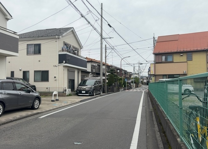 住宅用の土地では前面道路に2m以上接していなければならないと法律で定められています。しかし、お持ちの車のサイズやライフスタイルなどにより、2mでは利便が悪い場合もございますので、事前に確認しましょう。