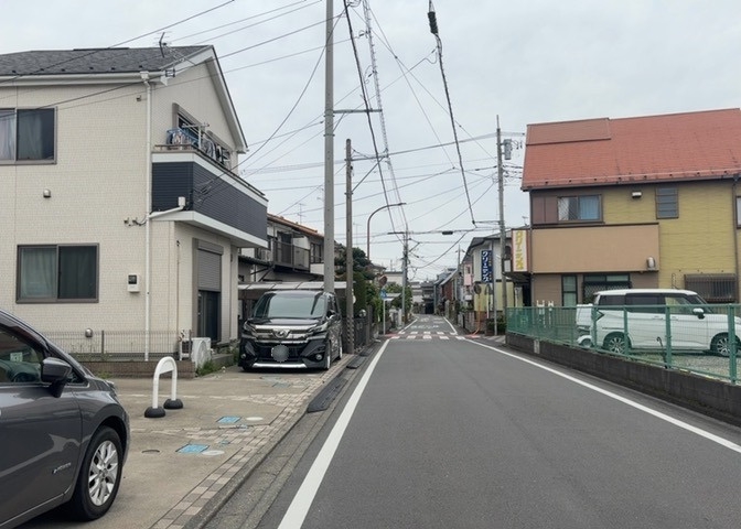道幅が広い場所は日当たりや風通が良好です。幅が広いのですれ違いも可能ですし大きな車でも駐車可能！一方で、大型車が通ることも多くなるため交通量の増加により騒音に繋がります。また土地の値段が高くなります。