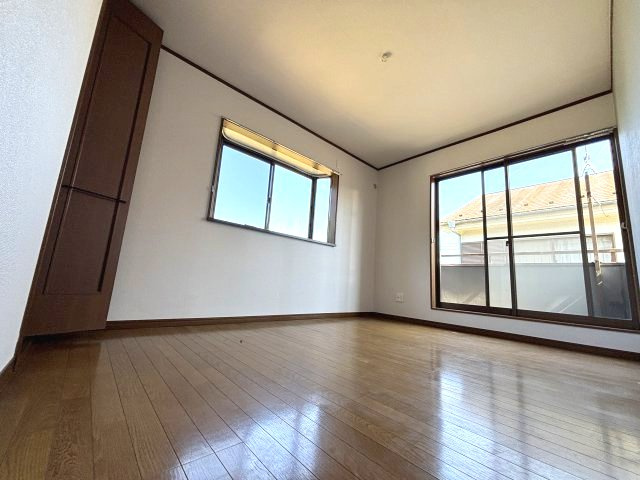 2階洋室です。屋根裏収納もあり！