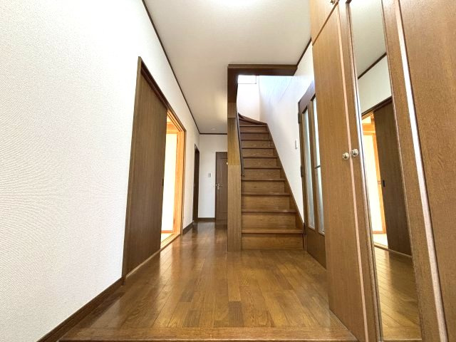 玄関は吹き抜けになっており、日当たりが良いです。