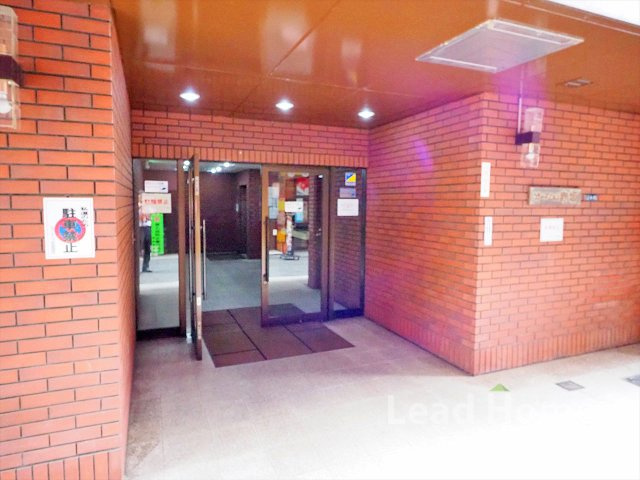 温かみのあるレンガ調のデザインが魅力的なエントランスです！管理が行き届いた清潔な空間です！