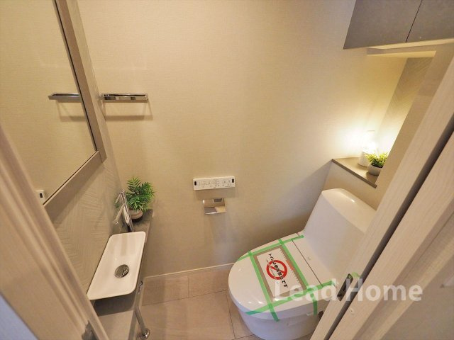 手洗い場と上部棚が完備された清潔感のあるトイレです！予備のペーパーや掃除用品もすっきり収まります！