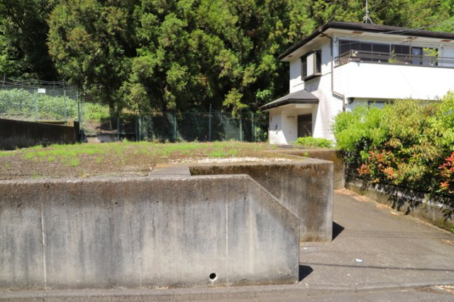 土地の形が極端に長細かったり、狭小地、あるいは道路との高低差がある傾斜地だった場合、後々売ろうとしても買い手がつかない場合もあります。後々、売却することになった時に価値の下がらない土地を選びましょう。