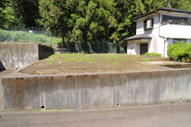 土地の面積＝住宅面積ではありません。建ぺい率の問題などで、土地のある場所によって住宅を建てられる面積は限られています。高さもしかり、「土地」という言葉の中には、建築条件も含まれると考えておきましょう。