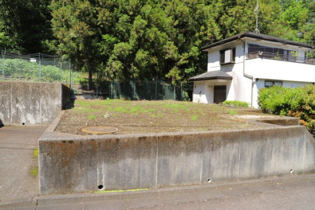 家を建てる場合、方位は要チェックです。現実的に日当たりのよい家ならばリビングは南側、建築基準法でも北側に当たる家への配慮は求められています。土地を見学に行く際は、方位磁針を持って行くようにしましょう。