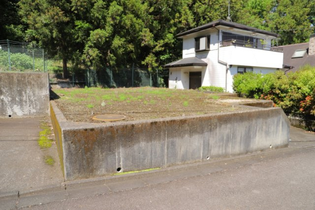 土地を買う際、住む地域の自治体や福祉の補助制度にも注目してみましょう。子供や老人の医療補助やゴミ出しのルールなど、自治体によってルールに大きな違いがあるため、暮らしやすい土地で判断するとよいでしょう。