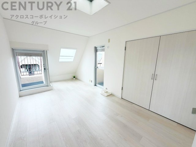 明るい色合いのフローリングとクロスを使用した洋室は家具やインテリアとも調和しやすく空間が広く感じられ開放感を生み出します。自然光を効果的に反射し、室内を明るく保つため、日中の照明使用を抑えられます。