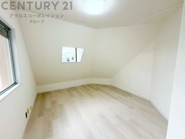 子供部屋…創造性や成長を促す遊びの空間を提供。学習や趣味に集中できる環境を整えます。個別のプライベートスペースは自己表現と自立心を育み、心地よい睡眠環境を整えリラックスできる場所を提供。
