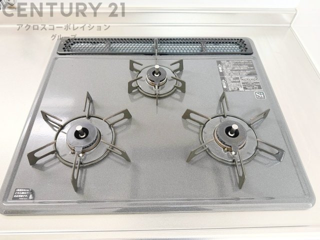 多数の調理器具を同時に使用でき、料理の効率化が可能。省エネで節約になり、様々な料理スタイルに適応できます。また、火力調整が独立しており、手入れや掃除もしやすく、今よりもっとお料理が楽しくなるかも。