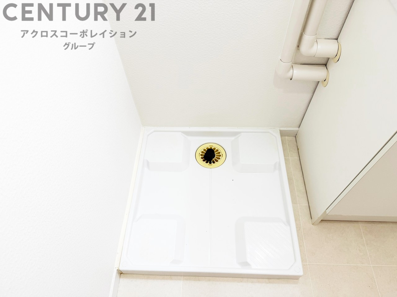 洗濯物の仕分け作業がしやすく、整理整頓が容易になります。洗濯音や湿気を他の部屋に持ち込まず、生活環境を快適に保ちます。上部を活用すれば収納スペースを確保でき洗剤や洗濯用品の整理もしやすくなります。