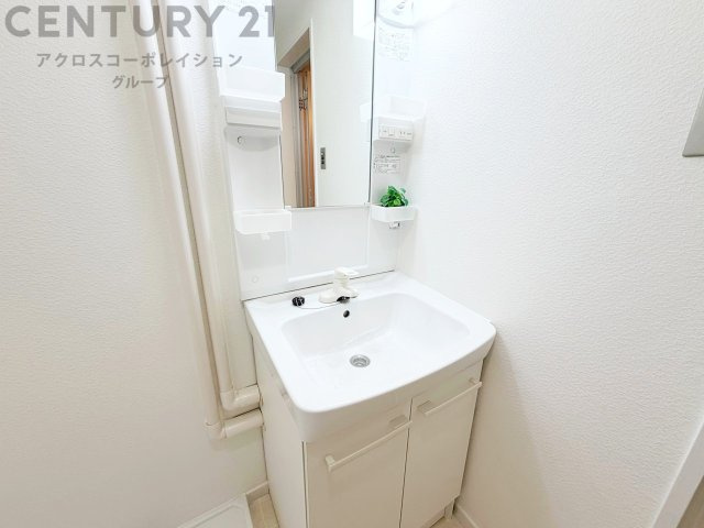 化粧品や洗顔料、歯ブラシなどの必需品をまとめて置ける収納スペースがあり、使用するたびに取り出す手間が省けます。また、水回りのため、濡れても大丈夫な素材が使用されており、お手入れが簡単です。
