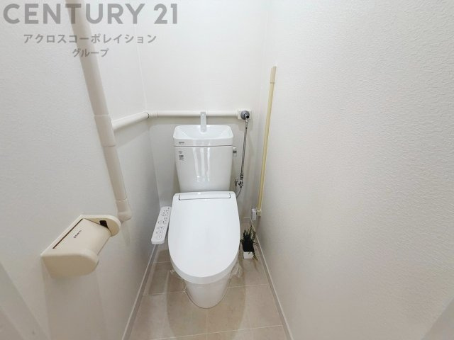 温水洗浄便座付トイレは温水洗浄機能により、暖かい水でおしりを洗浄することができ、冷たい水を使う従来の便座に比べ、温水洗浄機能で暖かいトイレを提供し、快適な使用を可能にします。