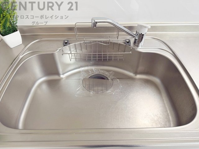大きなシンクでお鍋などの大きな調理器具を洗う際にも便利です。　