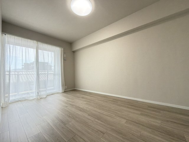 【リノベーション仕様】バルコニーに面した洋室はとても明るく、お子さんのお部屋にぴったりです。