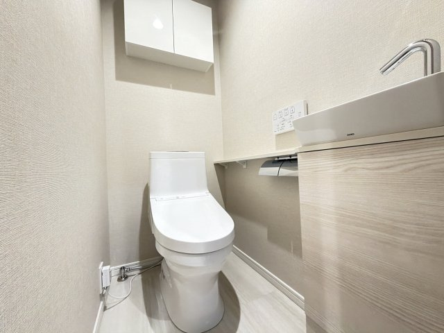 【新品】温水便座トイレ交換（収納棚・手洗いカウンター付き）、とても綺麗で清潔感があります。