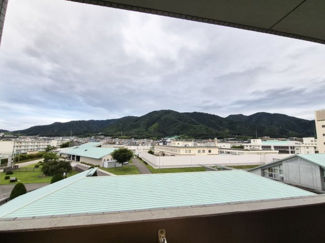 東向きバルコニー、山々が広がり空が大きく見えます♪