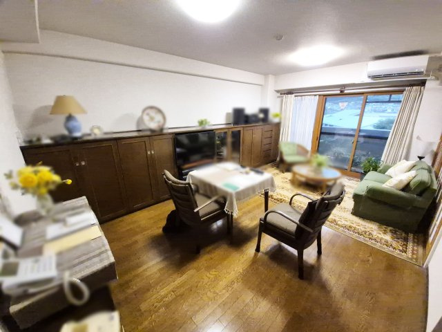 リビング約18帖、大型収納棚も付いてます