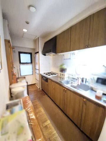 システムキッチン、角住戸につき窓があります